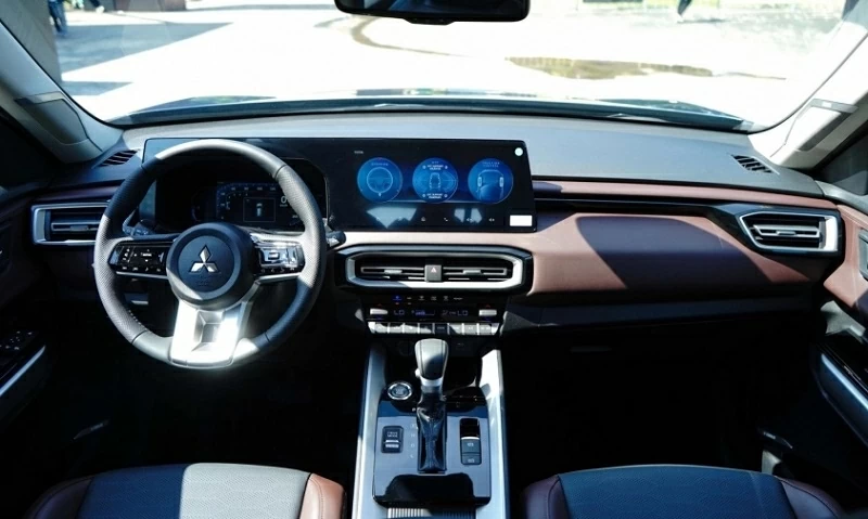 Bên trong ca-bin, Destinator cho thấy bước tiến rõ rệt về trang bị so với các mẫu Mitsubishi trước đây. 