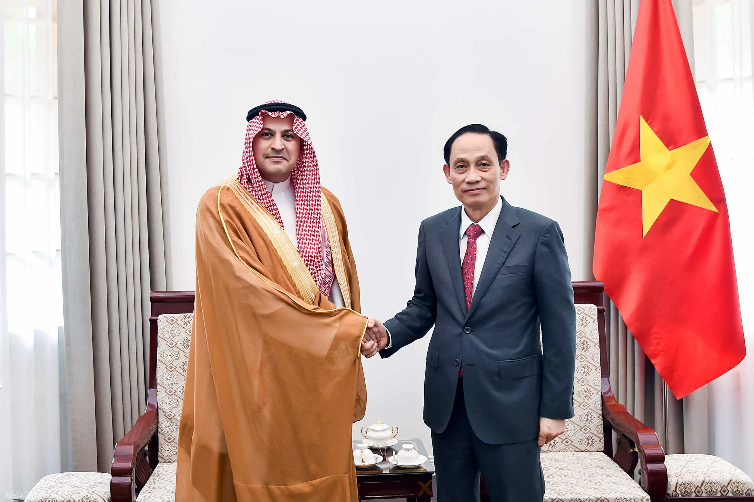 Bộ trưởng Ngoại giao Lê Hoài Trung tiếp Đại sứ Saudi Arabia