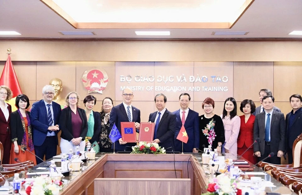 EU và Việt Nam ký Hiệp định tài trợ hơn 50 triệu EUR cho giáo dục nghề nghiệp EU tài trợ hơn 50 triệu EUR giúp Việt Nam hiện đại hóa hệ thống đào tạo nghề, phát triển nguồn nhân lực có kỹ năng