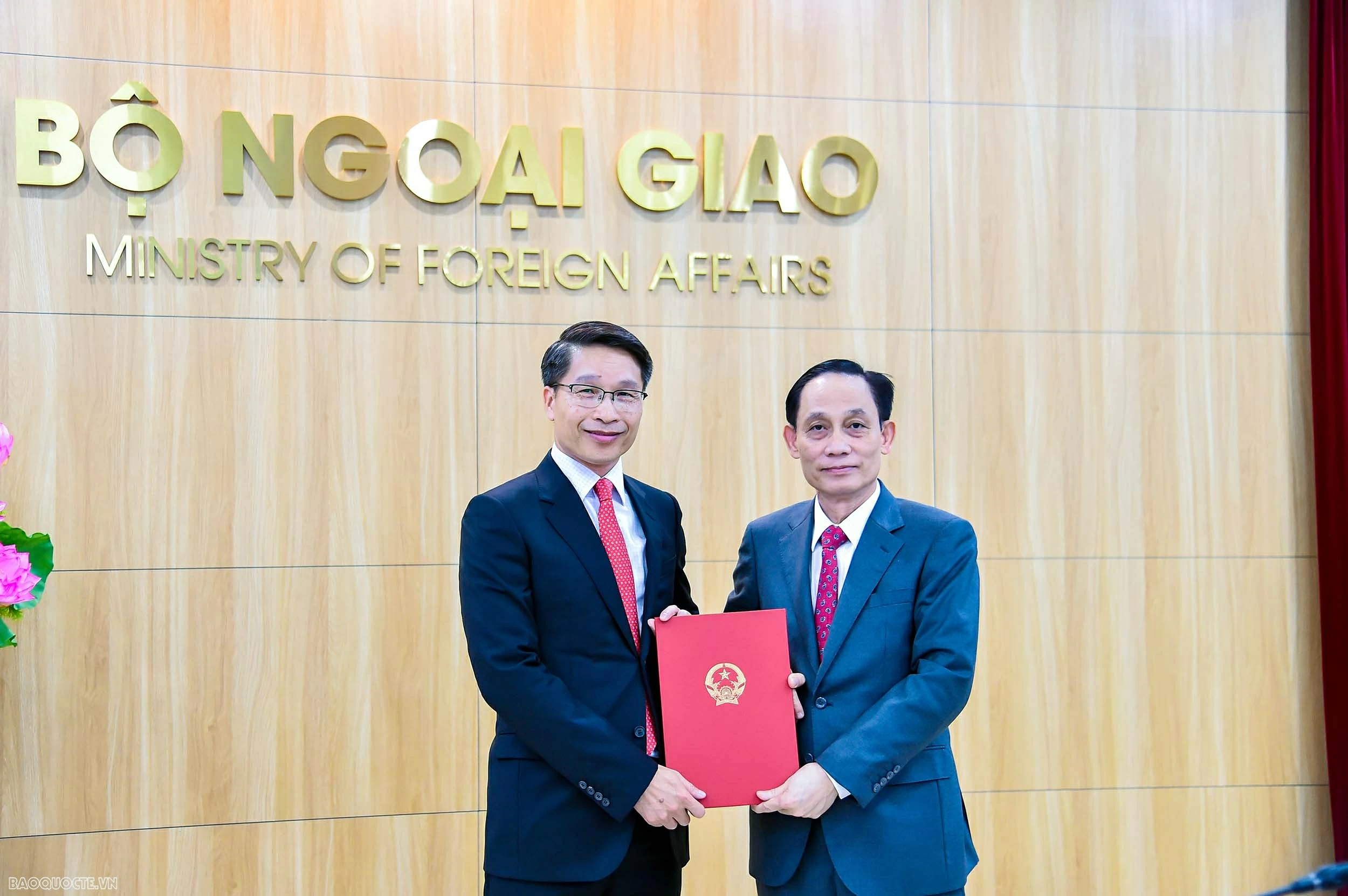 Bộ trưởng Ngoại giao trao quyết định bổ nhiệm, điều động cán bộ quản lý