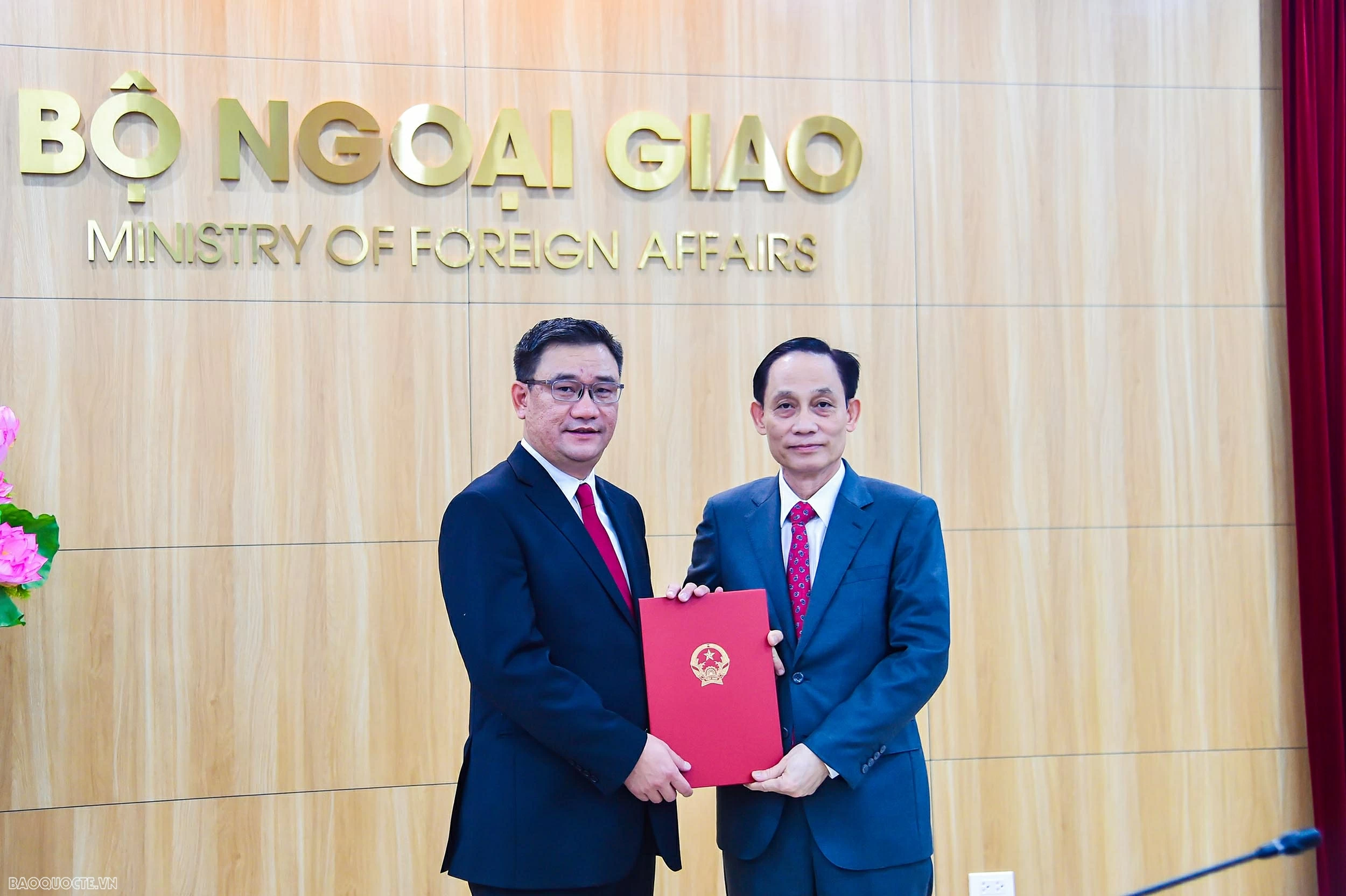 Bộ trưởng Ngoại giao trao quyết định bổ nhiệm, điều động cán bộ quản lý