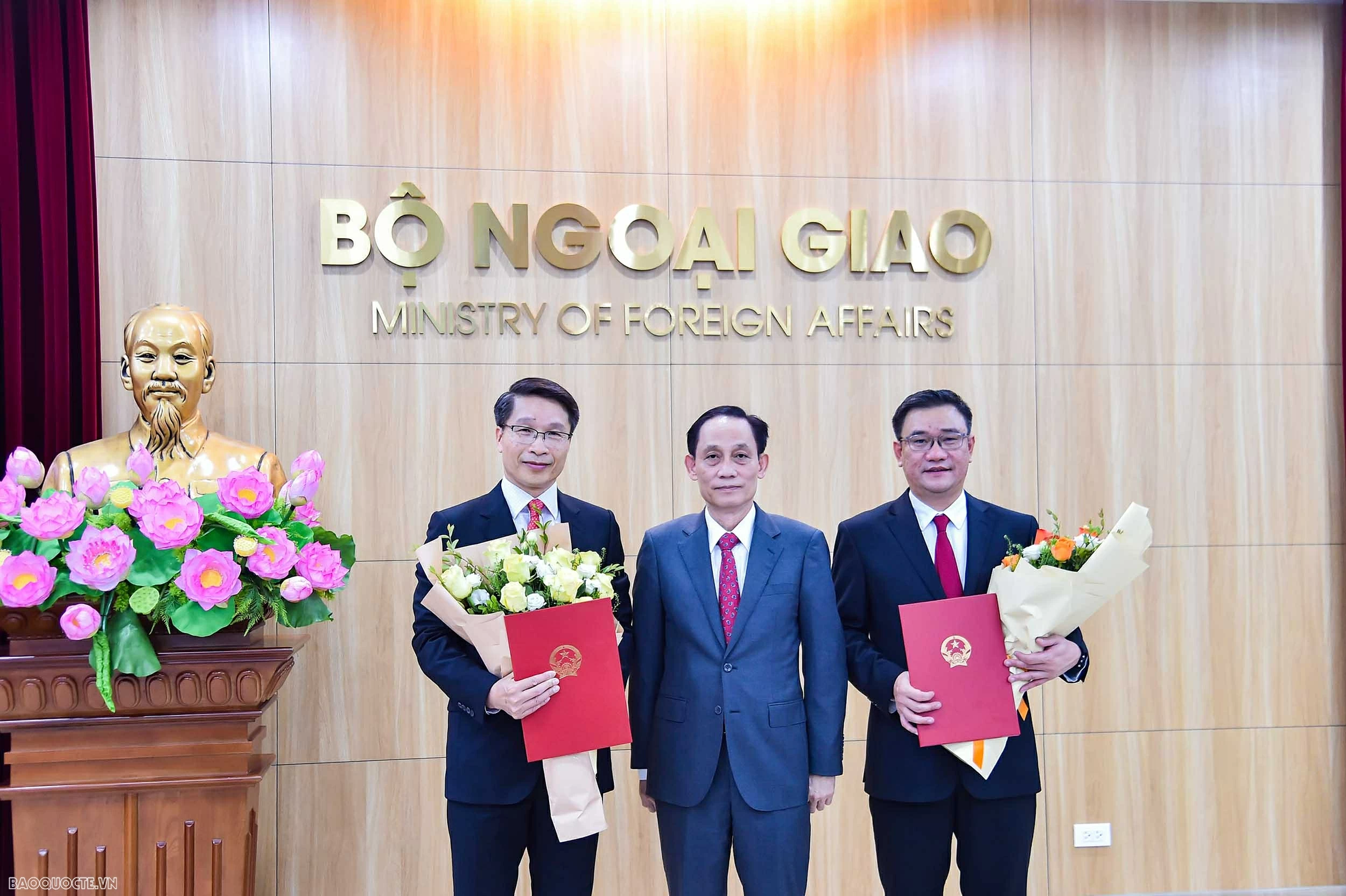 Bộ trưởng Ngoại giao trao quyết định bổ nhiệm, điều động cán bộ quản lý