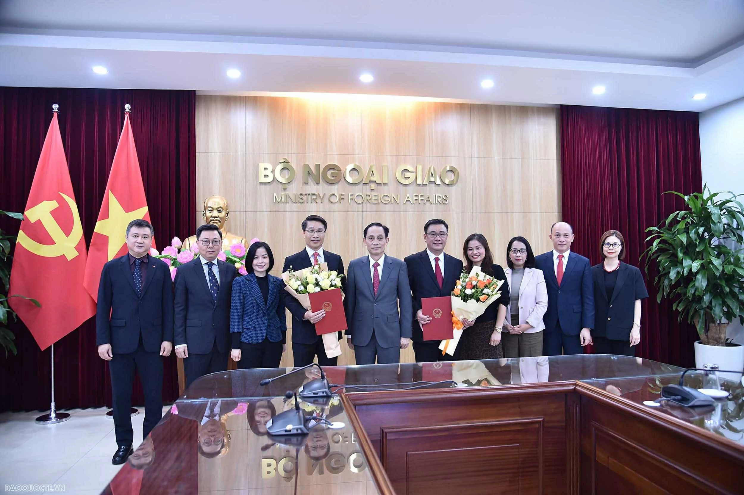 Bộ trưởng Ngoại giao trao quyết định bổ nhiệm, điều động cán bộ quản lý
