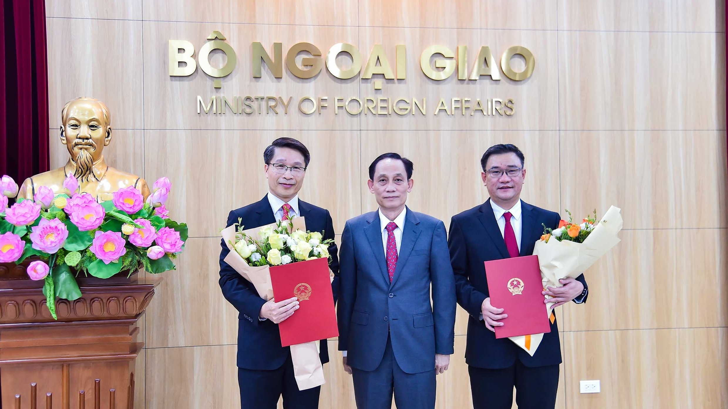 Bộ trưởng Ngoại giao trao quyết định bổ nhiệm, điều động cán bộ quản lý