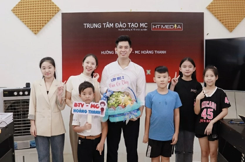 MC Hoàng Thanh và các học viên tại Trung tâm đào tạo kỹ năng.