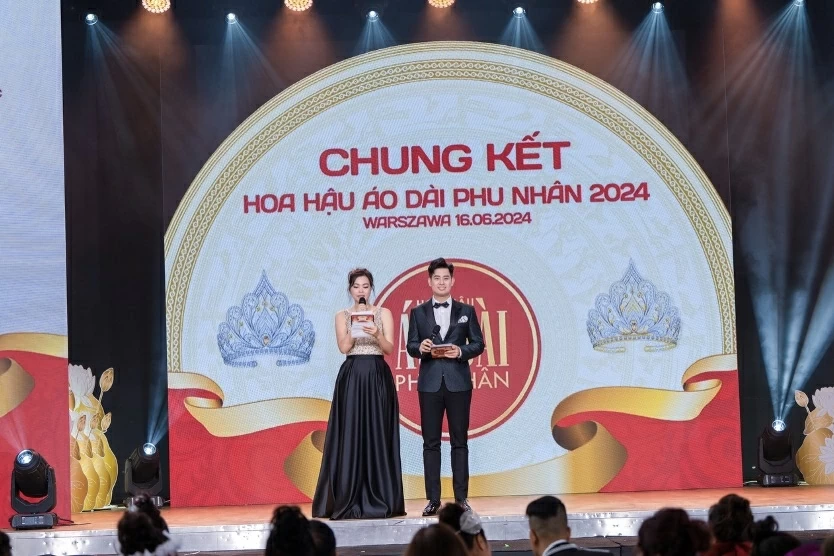 MC Hoàng Thanh và bạn dẫn Chung kết “Hoa hậu Áo dài Phu nhân 2024” tại Warszawa (Ba Lan).
