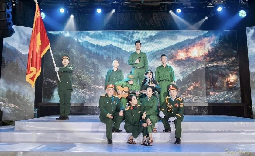 MC – Ca sĩ Hoàng Thanh và đoàn nghệ sĩ đến từ Việt Nam biểu diễn trong chương trình “Dấu chân người lính” tại CH Czech.