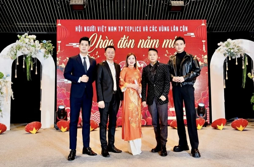 Ông Phạm Gia Hậu (Thứ 2 từ phải qua) – Chủ tịch Hội Văn hóa Nghệ thuật Việt Nam tại CH Czech và khách mời tham dự chương trình “Chào năm mới”.