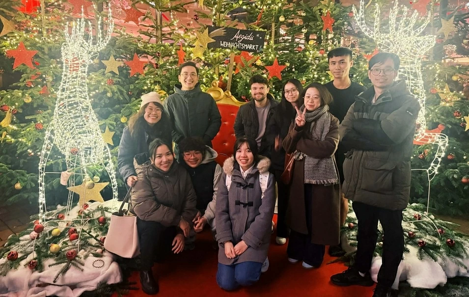 Người Việt ở châu Âu tưng bừng đón năm mới Người Việt ở châu Âu tưng bừng đón năm mới