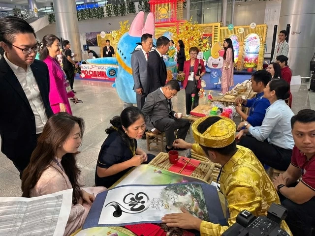 TP.HCM chào đón đoàn khách quốc tế 'xông đất' đầu năm 2026 TP.HCM chào đón đoàn khách quốc tế 'xông đất' đầu năm 2026