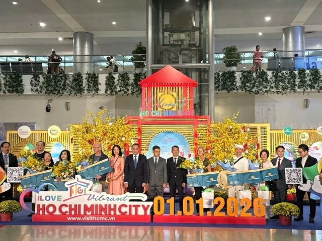 TP.HCM chào đón đoàn khách quốc tế 'xông đất' đầu năm 2026
