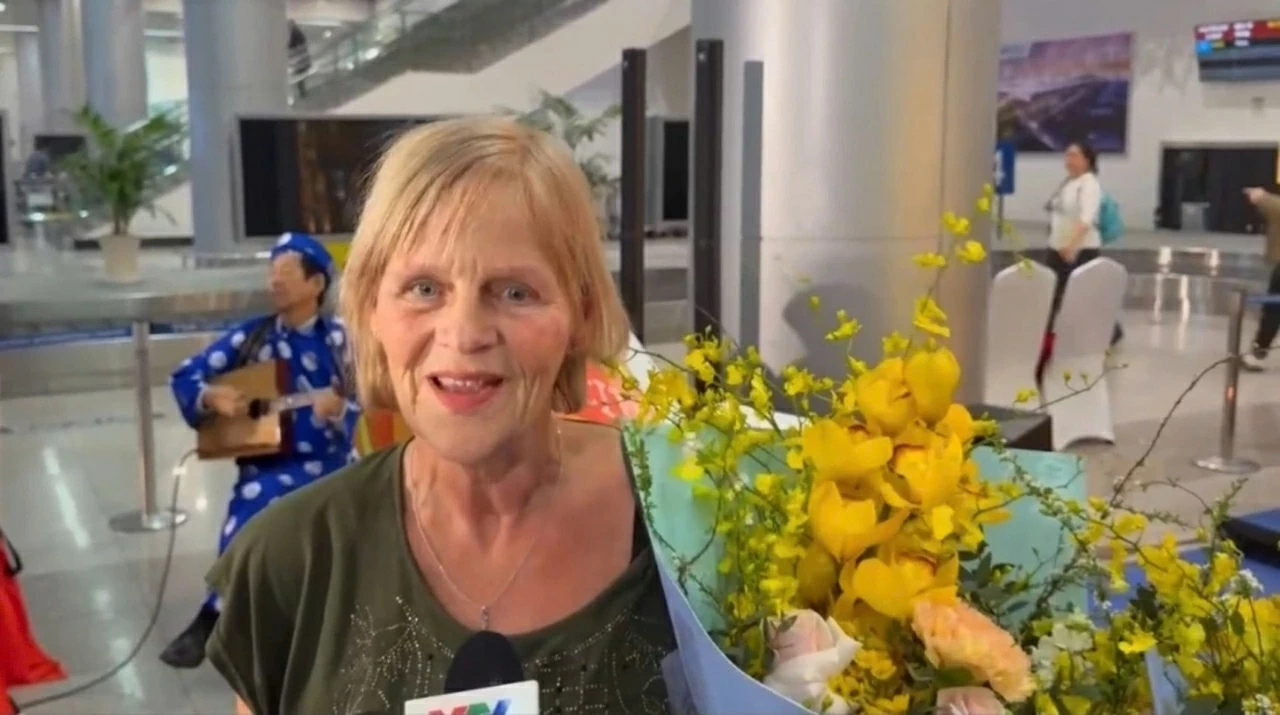 Bà Lydia (du khách đến từ Hà Lan) là một trong những vị khách đầu tiên 'xông đất' TP.HCM sáng  1/1/2026