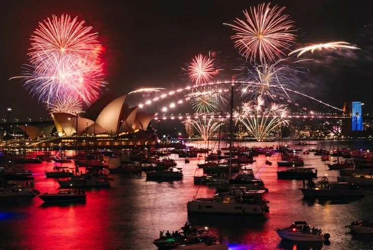 Màn bắn pháo hoa lúc 9 giờ tối ở Sydney đã không làm người dân thất vọng khi thành phố lớn nhất nước Úc đếm ngược đến năm 2026. (ABC News)