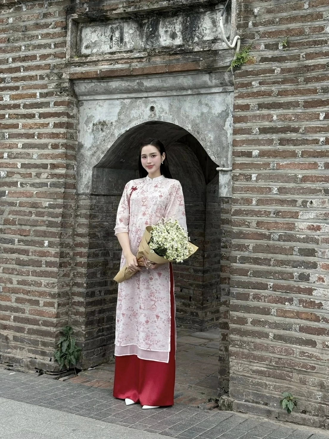 Đón năm mới 2026, Hoa hậu Việt diện áo dài cách điệu, kết hợp truyền thống và hiện đại