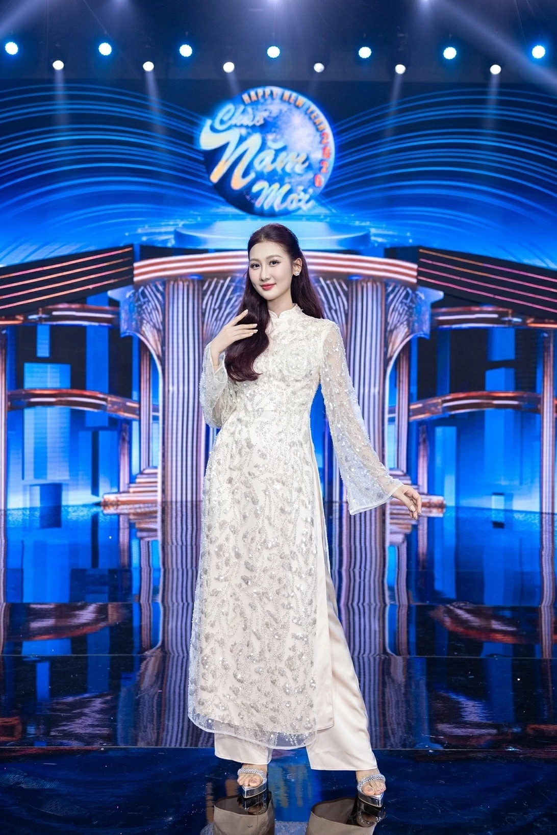 Đón năm mới 2026, Hoa hậu Việt diện áo dài cách điệu, kết hợp truyền thống và hiện đại