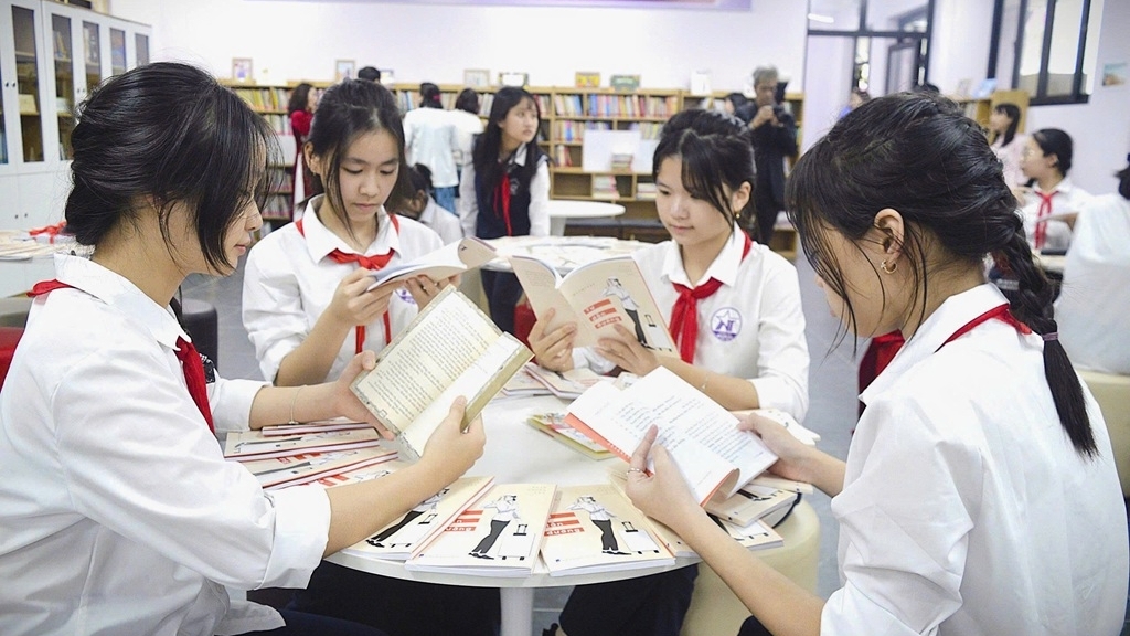 Tặng sách gieo chữ đón 2026 - Cánh cửa mở tới tương lai