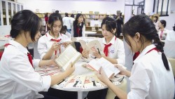 Tặng sách gieo chữ đón 2026 - Cánh cửa mở tới tương lai