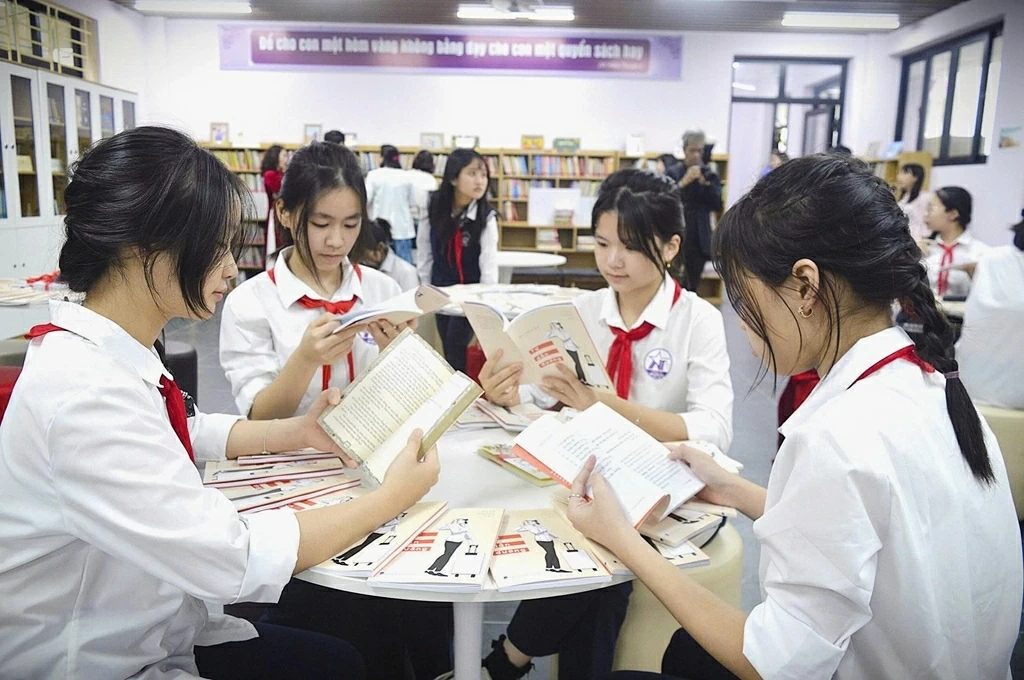 Tặng sách gieo chữ đón 2026 - Cánh cửa mở tới tương lai Tặng sách gieo chữ đón 2026 - Cánh cửa mở tới tương lai