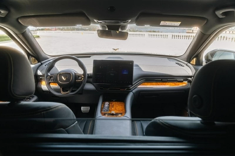 Bên trong khoang lái, Lạc Hồng 900 LX vẫn giữ nền tảng bố trí quen thuộc của VF 9. Bên trong khoang lái, Lạc Hồng 900 LX vẫn giữ nền tảng bố trí quen thuộc của VF 9.