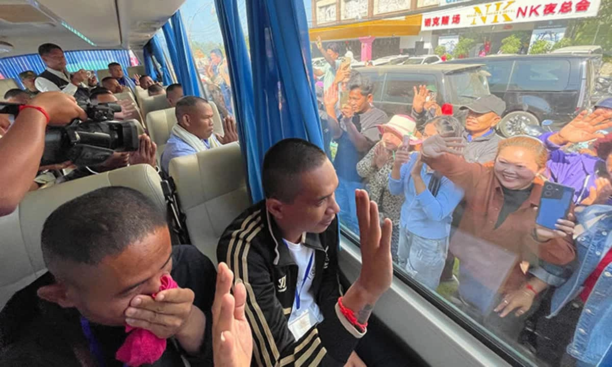 Xe chở các binh sĩ Campuchia được trả tự do hôm 31/12. Ảnh: Khmer Times Xe chở các binh sĩ Campuchia được trả tự do hôm 31/12. Ảnh: Khmer Times