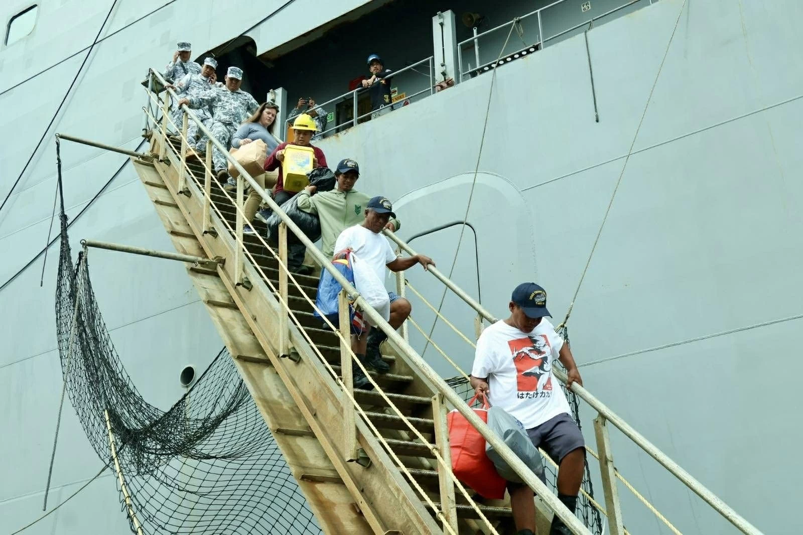 Ngày 1 tháng 1 năm 2026, Lực lượng Bảo vệ bờ biển Philippines (PCG) đã tạo điều kiện thuận lợi cho việc bàn giao ba ngư dân được tàu hải quân Hoa Kỳ (Mỹ), USNS Cesar Chavez (T-AKE 14), cứu sống cách Bolinao, Pangasinan khoảng 50 hải lý về phía tây.