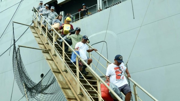 Hải quân Mỹ cứu hộ thành công 3 ngư dân Philippines trôi dạt ở Biển Đông