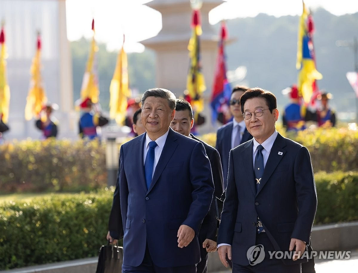 Cố vấn An ninh Quốc gia Hàn Quốc Wi Sung-lac giải thích kế hoạch thăm Trung Quốc của Tổng thống Lee Jae Myung trong cuộc họp báo tại Cheong Wa Dae ở Seoul vào ngày 2 tháng 1 năm 2026. (Ảnh: Thông tấn Yonhap)  02/01/2026 11:58