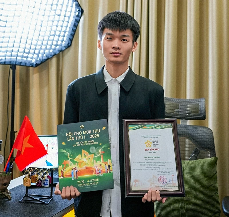 Những đóng góp trong truyền thông số của Bình được ghi nhận bằng Giấy chứng nhận tại Hội chợ Mùa Thu năm 2025 (Bộ Công Thương).