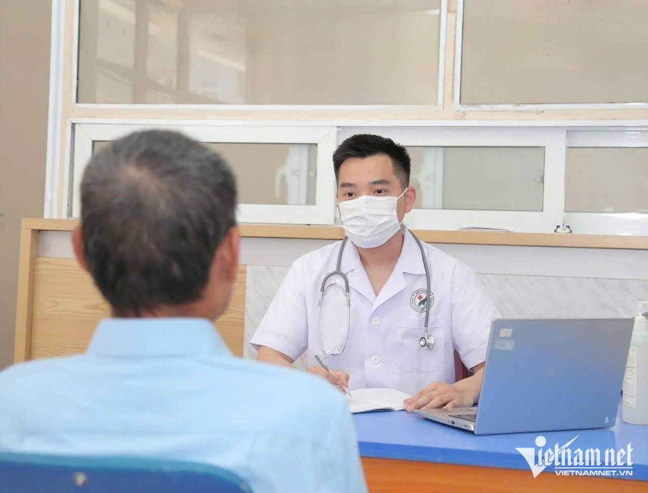 Từ năm 2026, 11 nhóm đối tượng này sẽ được BHYT chi trả toàn bộ chi phí khám chữa bệnh W-BV Đuc Giang 1.jpg Chú thích: Bác sĩ Bệnh viện đa khoa Đức Giang (Hà Nội) thăm khám cho bệnh nhân .jpg