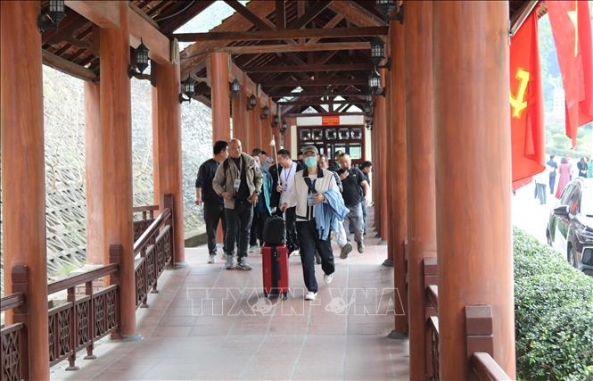 Khách Trung Quốc du lịch Lạng Sơn tăng đột biến, nhộn nhịp thông quan cửa khẩu quốc tế Hữu Nghị Chú thích ảnh