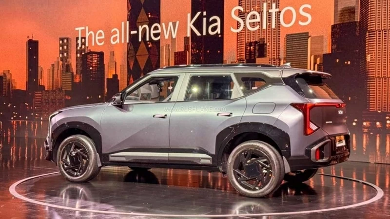 Ở phía sau, Seltos 2026 tiếp tục được làm mới với cụm đèn hậu LED thiết kế lại và cửa hậu tinh chỉnh theo hướng liền mạch hơn. 