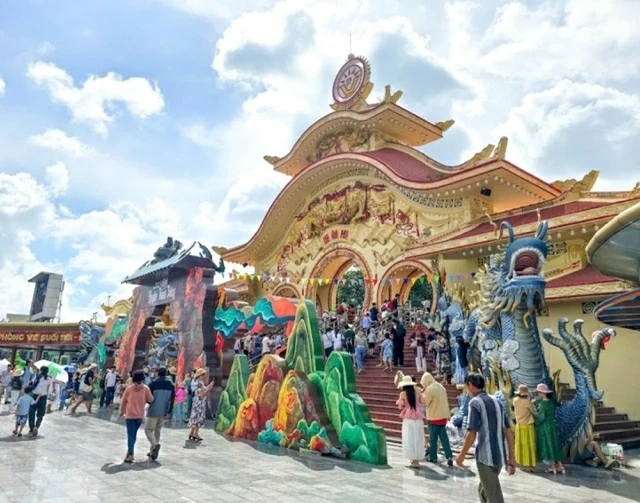 Sư kiện đã thu hút hàng ngàn người tới Khu du lich văn hóa Suối Tiên sáng 3/1 Sư kiện đã thu hút hàng ngàn người tới Khu du lich văn hóa Suối Tiên sáng 3/1