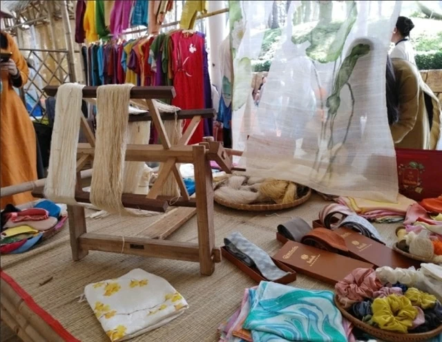 lễ hội là sản phẩm văn hóa - du lịch mới, mang đậm bản sắc dân tộc, có tiềm năng giới thiệu rộng rãi đến du khách trong và ngoài nước lễ hội là sản phẩm văn hóa - du lịch mới, mang đậm bản sắc dân tộc, có tiềm năng giới thiệu rộng rãi đến du khách trong và ngoài nước