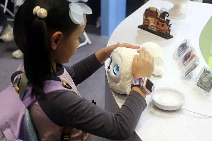 Đồ chơi nhồi bông robot thú cưng AI Ropet tại Thượng Hải, Trung Quốc vào ngày 27 tháng 10 năm 2025.CFOTO—Future Publishing thông qua Getty Images