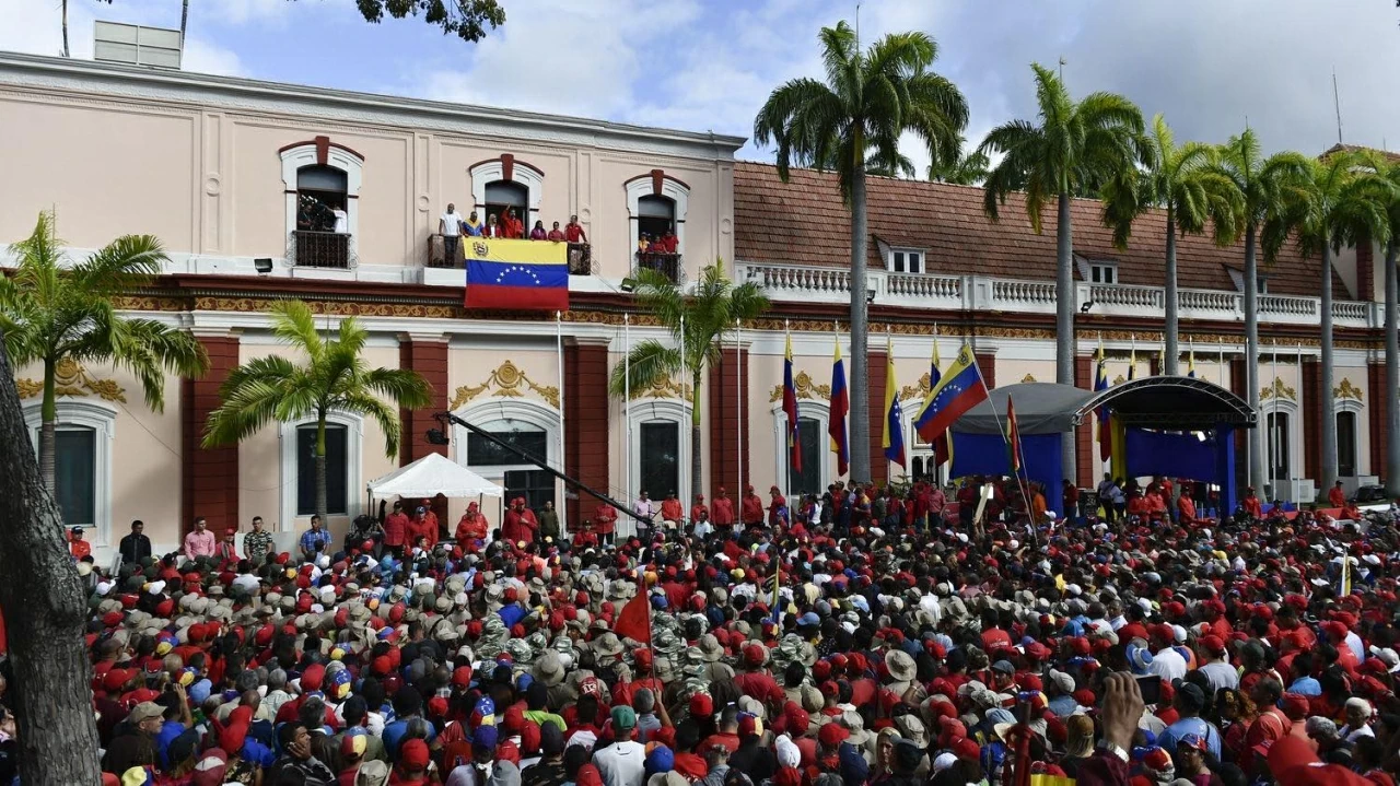 Người biểu tình tập trung tại Vương cung thánh đường Santa Capilla, di tích lịch sử quốc gia Venezuela tại trung tâm thành phố, để bày tỏ sự ủng hộ với ông Maduro. (Nguồn: franceinfo) Người biểu tình tập trung tại Vương cung thánh đường Santa Capilla, di tích lịch sử quốc gia Venezuela tại trung tâm thành phố, để bày tỏ sự ủng hộ với ông Maduro. (Nguồn: franceinfo)