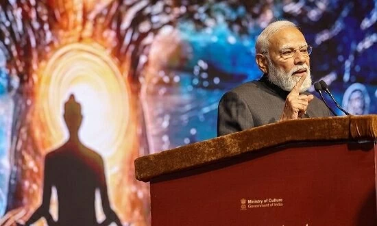 Thủ tướng Narendra Modi phát biểu tại lễ khai mạc Triển lãm quốc tế về Xá lợi Piprahwa linh thiêng gắn với Đức Phật, diễn ra tại Khu phức hợp Văn hóa Rai Pithora, New Delhi, ngày 3/1. (Nguồn: 