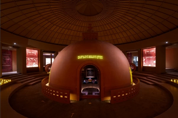 Bộ Văn hóa đang tổ chức một cuộc triển lãm mang tính bước ngoặt trưng bày các di vật Piprahwa, hộp đựng xá lợi và di vật đá quý, vừa được hồi hương về Ấn Độ, tại Khu phức hợp Văn hóa Rai Pithora. (Nguồn: United News of India)