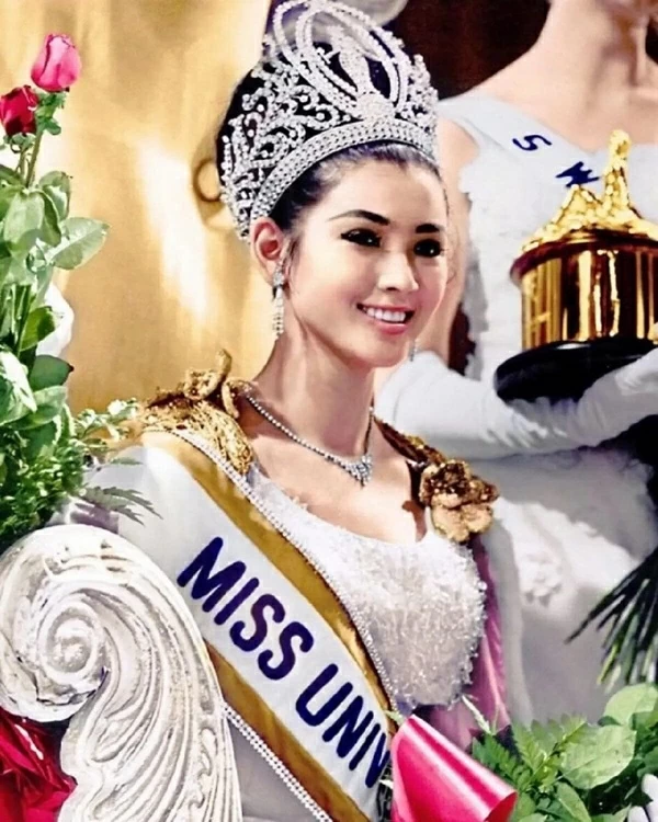 Hoa hậu Hoàn vũ đầu tiên của Đông Nam Á vẫn đẹp mặn mà ở tuổi U80