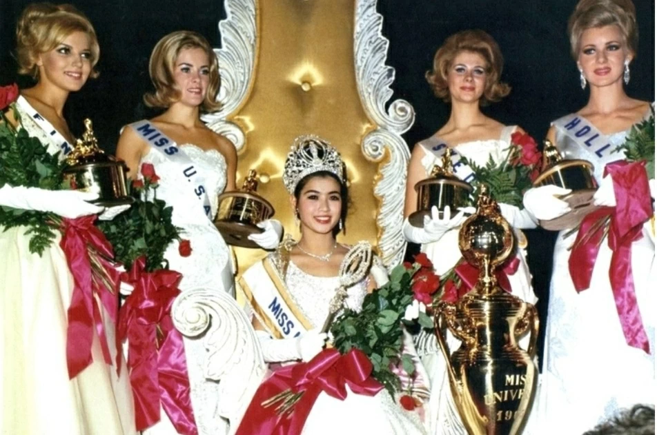 Hoa hậu Hoàn vũ đầu tiên của Đông Nam Á vẫn đẹp mặn mà ở tuổi U80