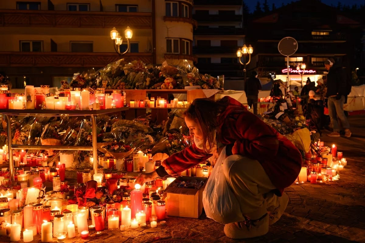 Một người đến viếng thắp nến vào thứ Bảy, trong khi cảnh sát vẫn đang tiếp tục điều tra vụ hỏa hoạn gây chết người đêm giao thừa tại quán bar Le Constellation ở Crans-Montana, Thụy Sĩ. (Nguồn: The Globe and Mail) Một người đến viếng thắp nến vào thứ Bảy, trong khi cảnh sát vẫn đang tiếp tục điều tra vụ hỏa hoạn gây chết người đêm giao thừa tại quán bar Le Constellation ở Crans-Montana, Thụy Sĩ. (Nguồn: The Globe and Mail)