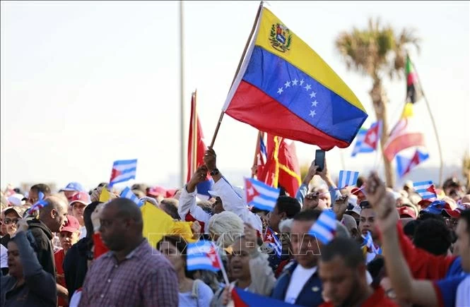 Quốc kỳ Venezuela tung bay trong biển người Cuba. (Nguồn: TTXVN)