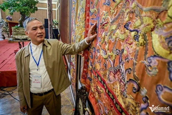 阮朝時代の「九龍​​」を描いたこの珍しい刺繍画は、ほぼ無傷で保存されています。