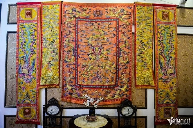 Bức tranh thêu 'cửu long' thời Nguyễn được bảo tồn gần như nguyên vẹn Bức tranh thêu 'cửu long' thời Nguyễn hiếm hoi được bảo tồn gần như nguyên vẹn