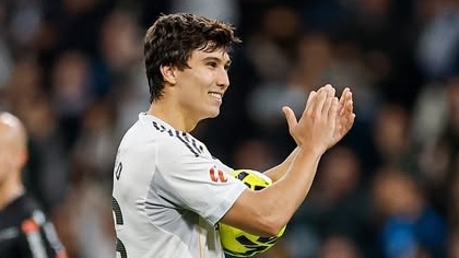 Lập hat-trick hoàn hảo, tiền đạo trẻ Real Madrid đi vào lịch sử