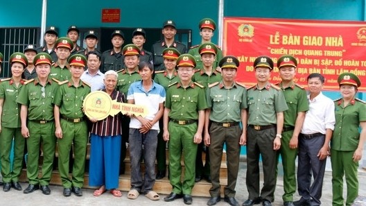 Công an tỉnh Lâm Đồng bàn giao ngôi nhà đầu tiên trong 'Chiến dịch Quang Trung'