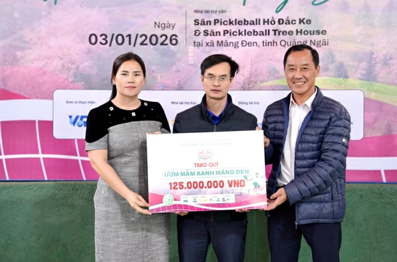 Bà Bạch Thị Mân và Ông Nguyễn Liên Phương – Phó Giám đốc Sở Văn hoá, Thể thao và Du lịch trao quỹ “Ươm mầm xanh Măng Đen” cho đại diện xã Măng Đen