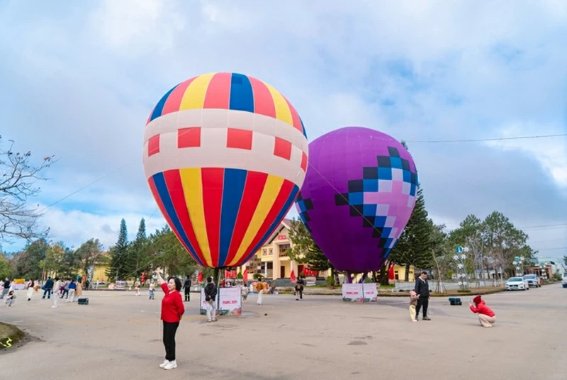Khinh khí cầu rực rỡ giữa bầu trời Măng Đen