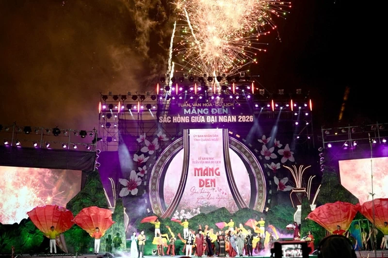 Đêm khai mạc hoành tráng, rực rỡ pháo hoa thu hút gần 10.000 khán giả tại trung tâm xã Măng Đen