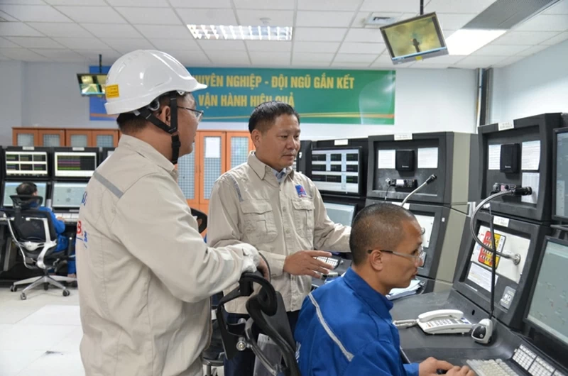 Chủ tịch HĐQT BSR Bùi Ngọc Dương kiểm tra công tác vận hành tại Phòng điều khiển trung tâm