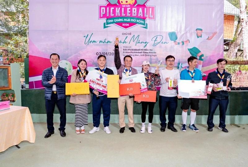 Ông Nguyễn Liên Phương – Phó Giám đốc Sở Văn hoá, Thể thao và Du lịch trao quà và phần thưởng dành cho tập thể đạt giải